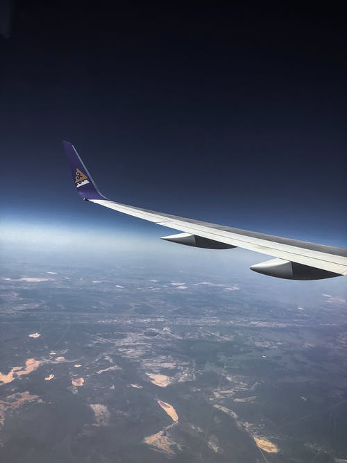天空中的白色飞机机翼 · 免费素材图片