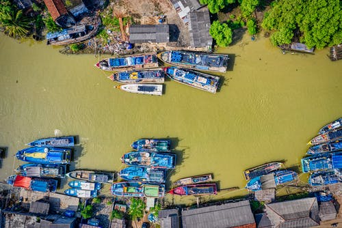 船在河上的顶视图照片 · 免费素材图片