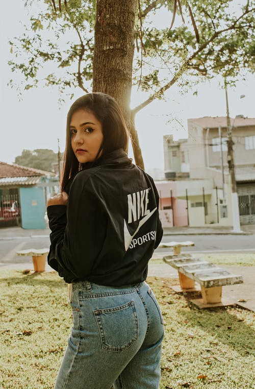 女人站在树旁摆姿势的照片 · 免费素材图片