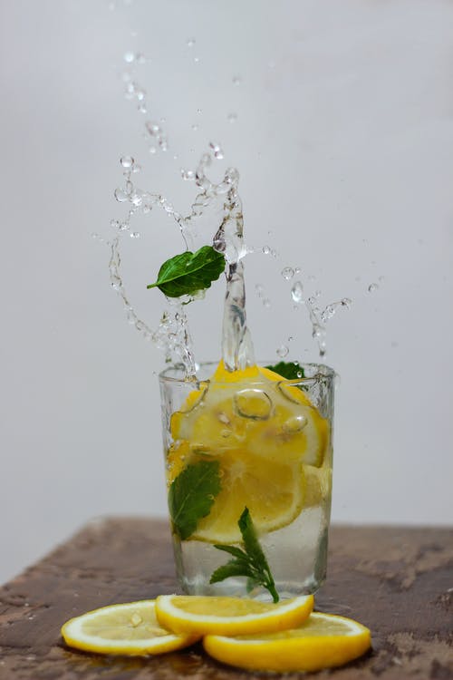 柠檬在水杯中用水的照片 · 免费素材图片