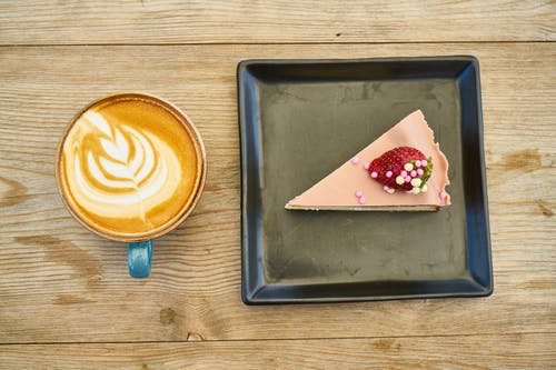 切成薄片的草莓蛋糕 · 免费素材图片