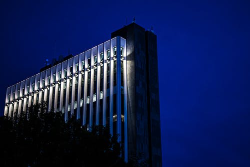 夜间建筑物的低角度照片 · 免费素材图片