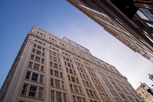 棕色混凝土建筑的蠕虫视图照片 · 免费素材图片