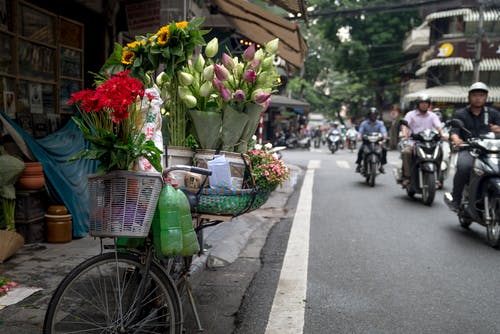 自行车上的花朵的选择性聚焦照片 · 免费素材图片