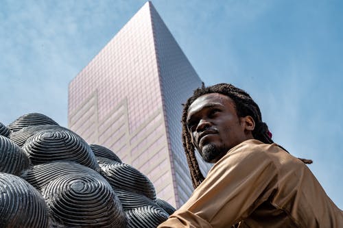 大楼附近的人 · 免费素材图片