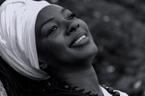 微笑的女人戴着头巾的单色照片 · 免费素材图片