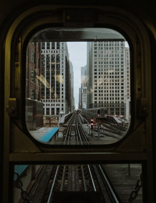 窗口火车俯瞰建筑物 · 免费素材图片