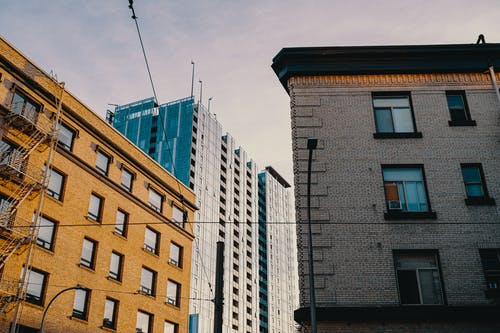 低角度建筑物照片 · 免费素材图片