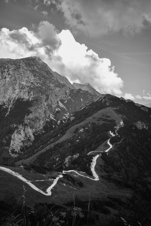 山的单色照片 · 免费素材图片