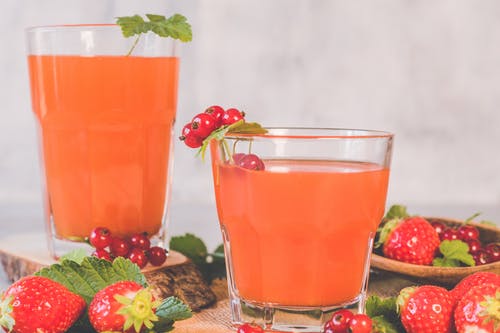 两个透明的水杯与草莓汁 · 免费素材图片