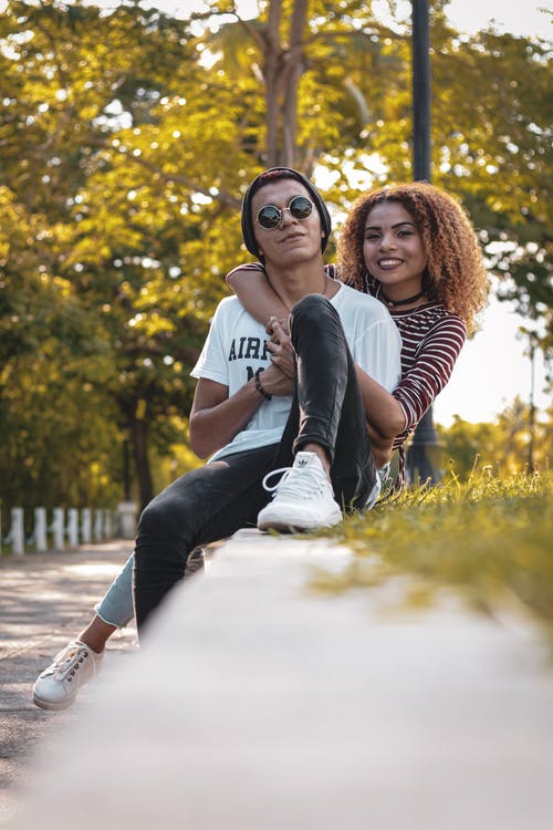 从他身后拥抱男人的女人的照片 · 免费素材图片