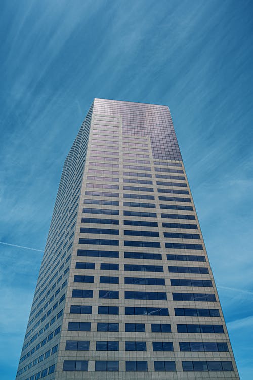 蓝蓝的天空下的高层建筑的低角度照片 · 免费素材图片