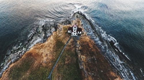 房子在水体旁边的鸟瞰图 · 免费素材图片