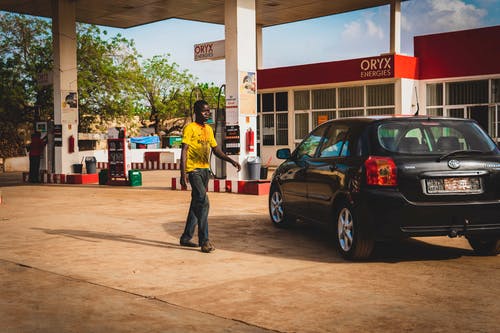 人走在车附近 · 免费素材图片