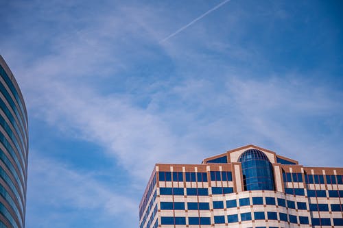 多云的天空下建筑物的低角度照片 · 免费素材图片