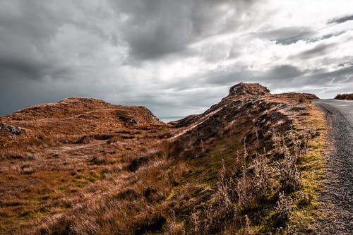 多云的天空下山的照片 · 免费素材图片