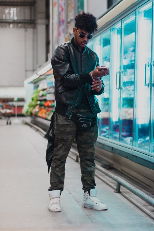 男子站在冰箱附近 · 免费素材图片