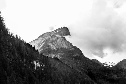 雪山的灰度摄影 · 免费素材图片