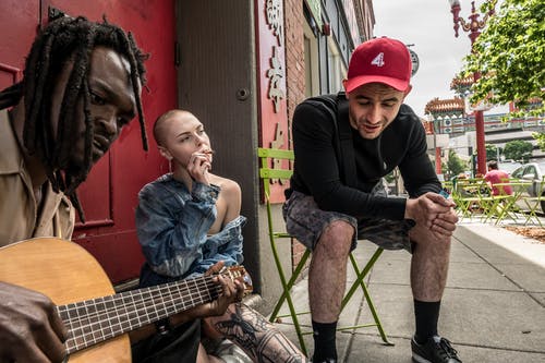 三人坐在室外 · 免费素材图片