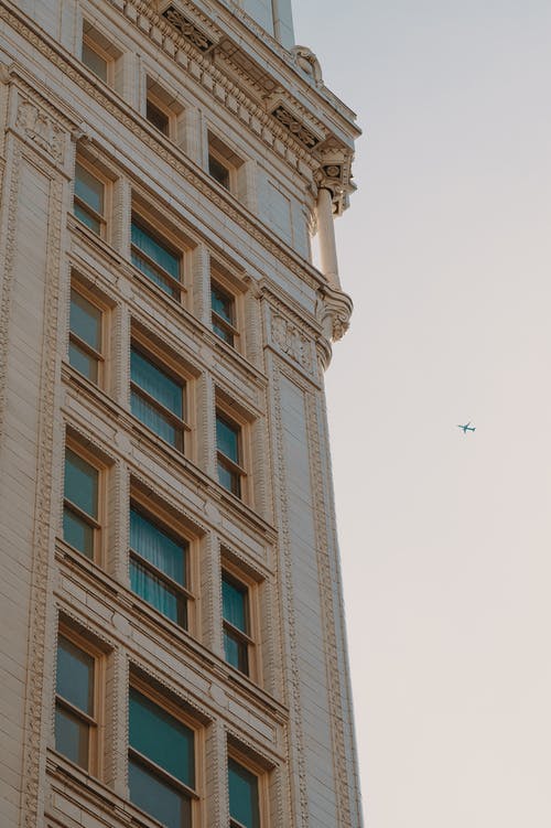 高层建筑的低角度照片 · 免费素材图片