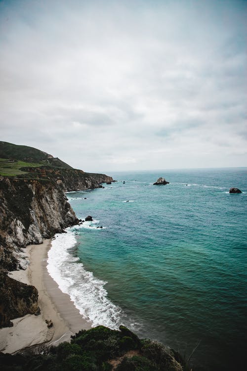 悬崖在海边的照片 · 免费素材图片