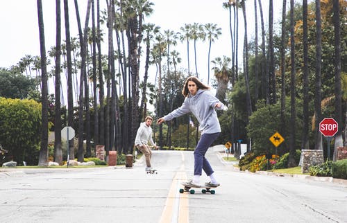 两个人使用退潮 · 免费素材图片