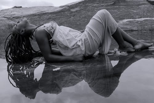 女人在水附近摆姿势的单色照片 · 免费素材图片