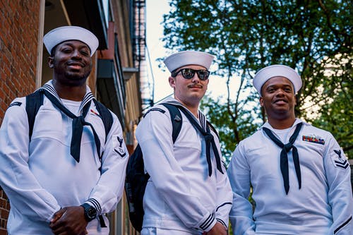 三名男子站在白色的制服和微笑 · 免费素材图片