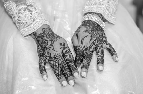 新娘手臂与曼海蒂纹身的照片 · 免费素材图片
