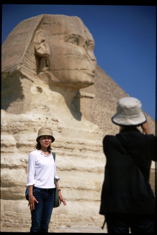 白天，两个人站在埃及吉萨大狮身人面像 · 免费素材图片