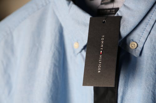 蓝色tommy Hilfiger男式衬衫与标签的特写照片 · 免费素材图片