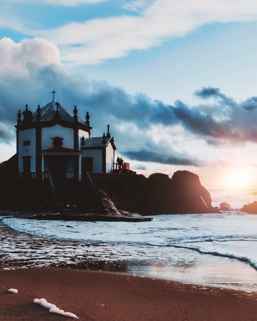 水体旁的教堂 · 免费素材图片
