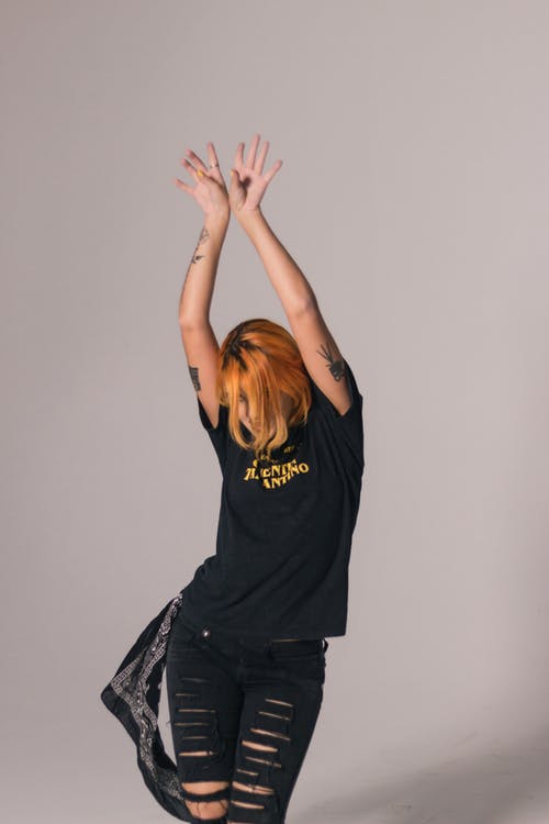 黑衬衫跳舞的女人 · 免费素材图片