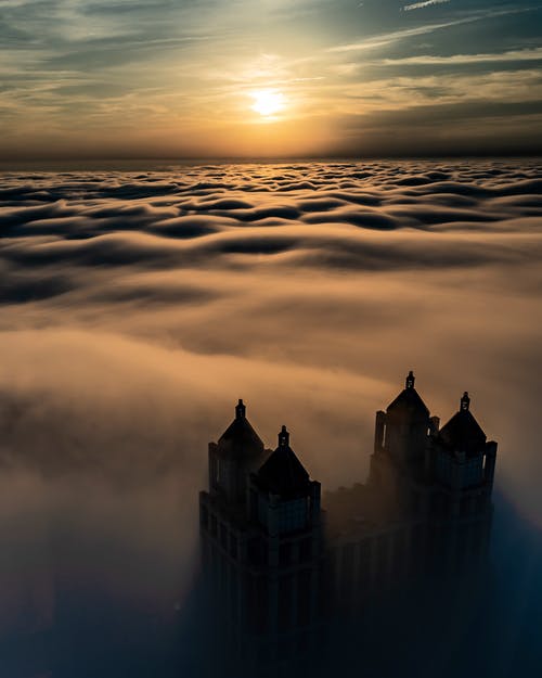 城堡与云海山顶上 · 免费素材图片