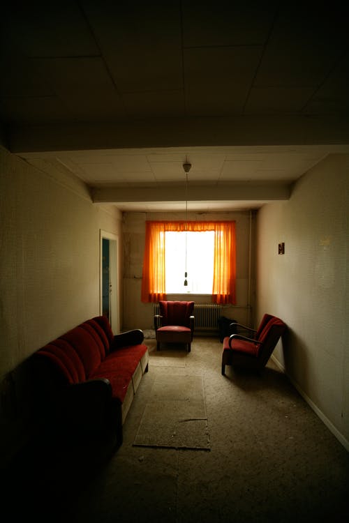 红色沙发和扶手椅 · 免费素材图片