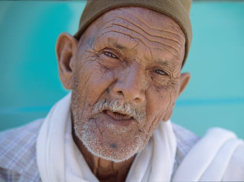 白围巾的老人的肖像照片 · 免费素材图片