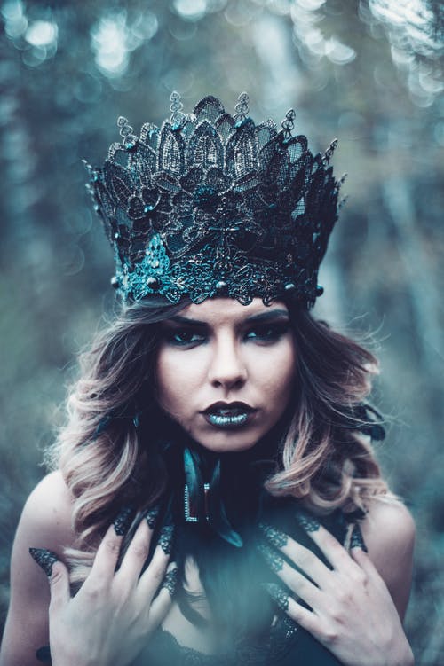 女人戴皇冠的灰度摄影 · 免费素材图片