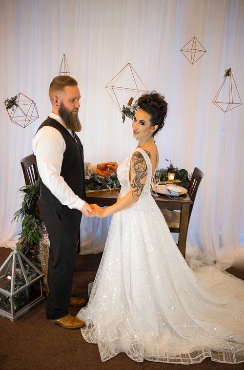 站在室内的不知名人士 · 免费素材图片