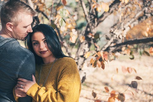 夫妻一起秋天的颜色背景 · 免费素材图片