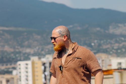 穿棕色纽扣领衬衫的男人 · 免费素材图片