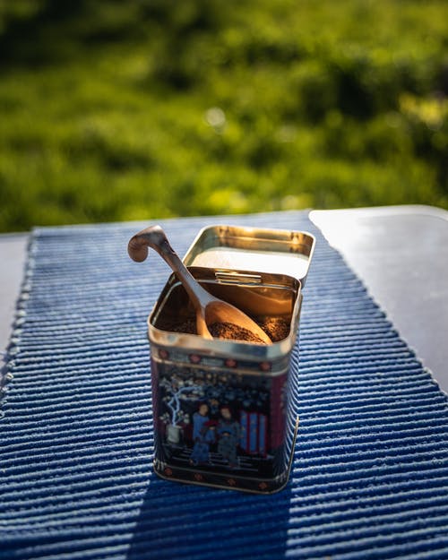 可以在蓝色的表面特写摄影 · 免费素材图片