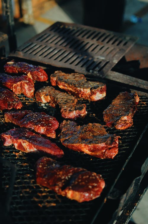 烤架上肉的选择性聚焦摄影 · 免费素材图片