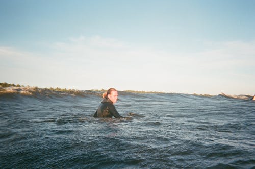 在水中游泳的人 · 免费素材图片