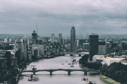 在黑暗的天空下的城市景观 · 免费素材图片