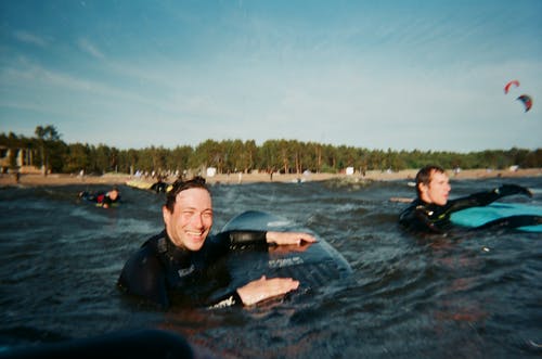 人们在水面上的冲浪板 · 免费素材图片