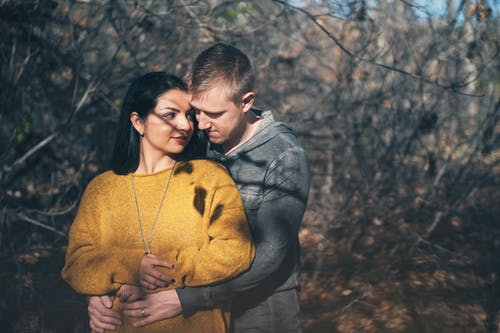 男人从背后抱着女人的选择性焦点照片 · 免费素材图片