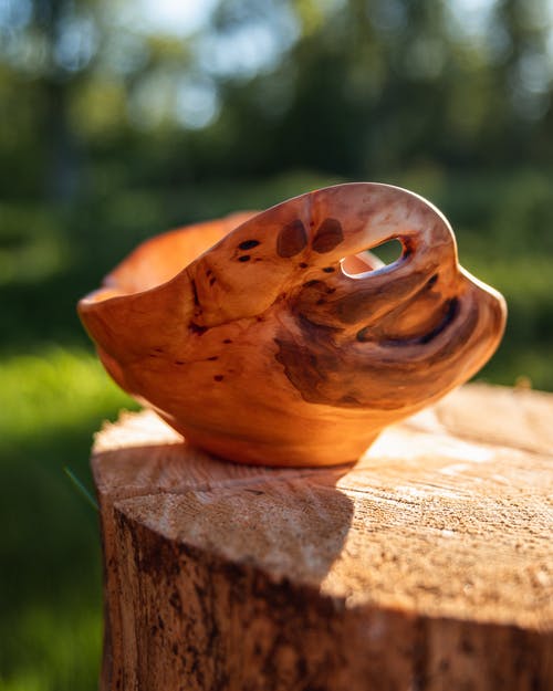 在木质表面上的棕色木碗 · 免费素材图片