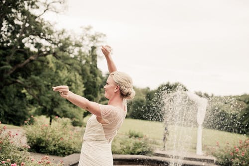 女人在喷泉附近跳舞的照片 · 免费素材图片