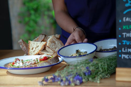 蓝色和白色盘子和碗里的食物和面包 · 免费素材图片