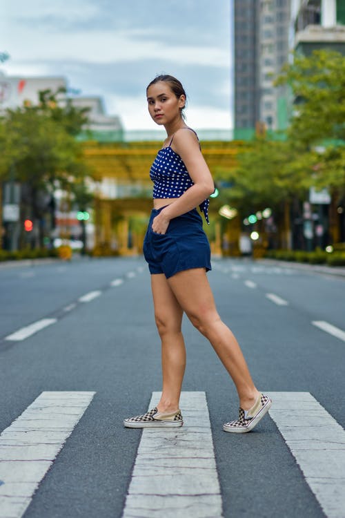 人行道上的女人照片 · 免费素材图片